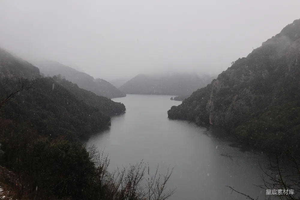 高清摄影 一片被山环绕的大片水域