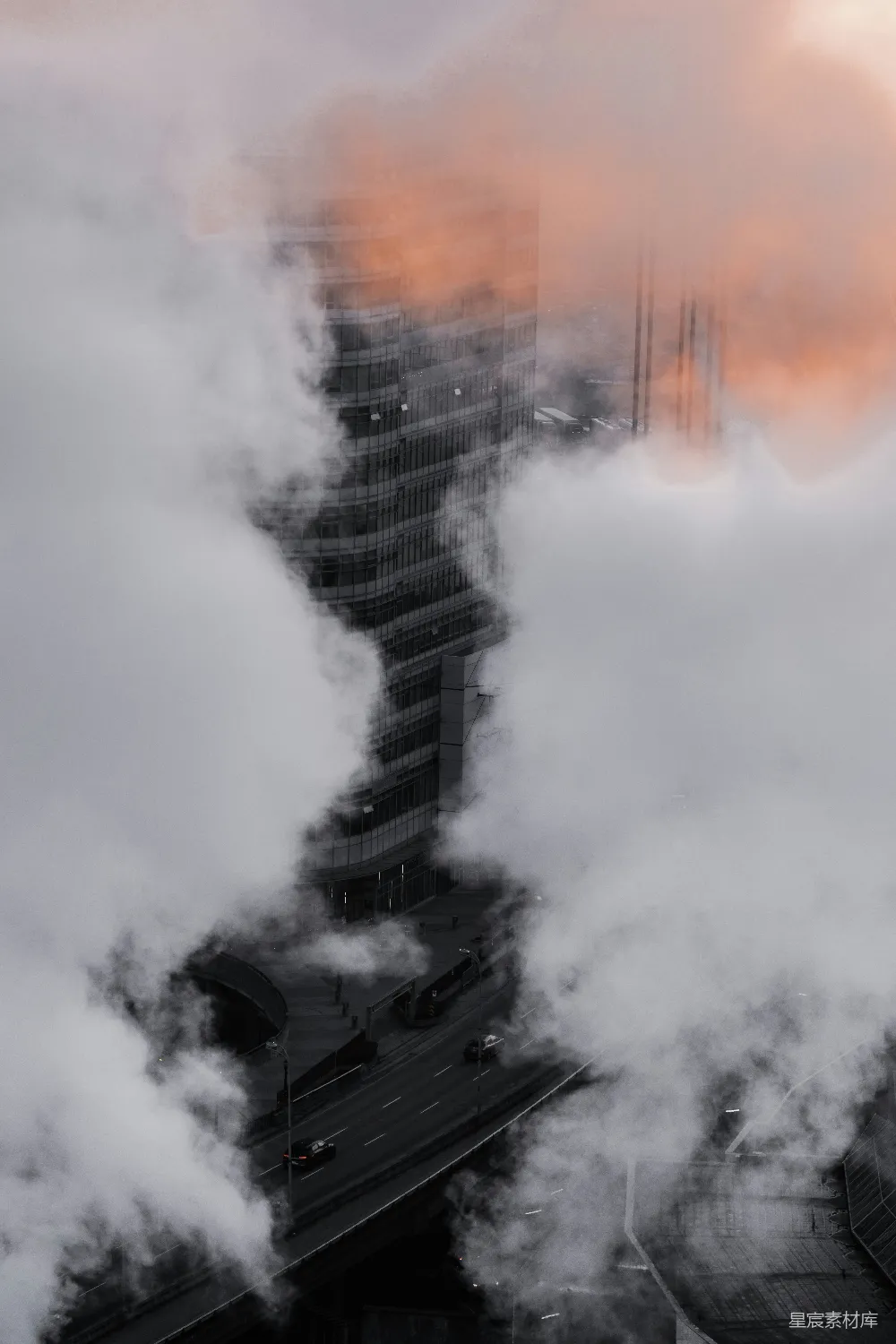 高清摄影 一栋冒出大量烟雾的高大建筑物