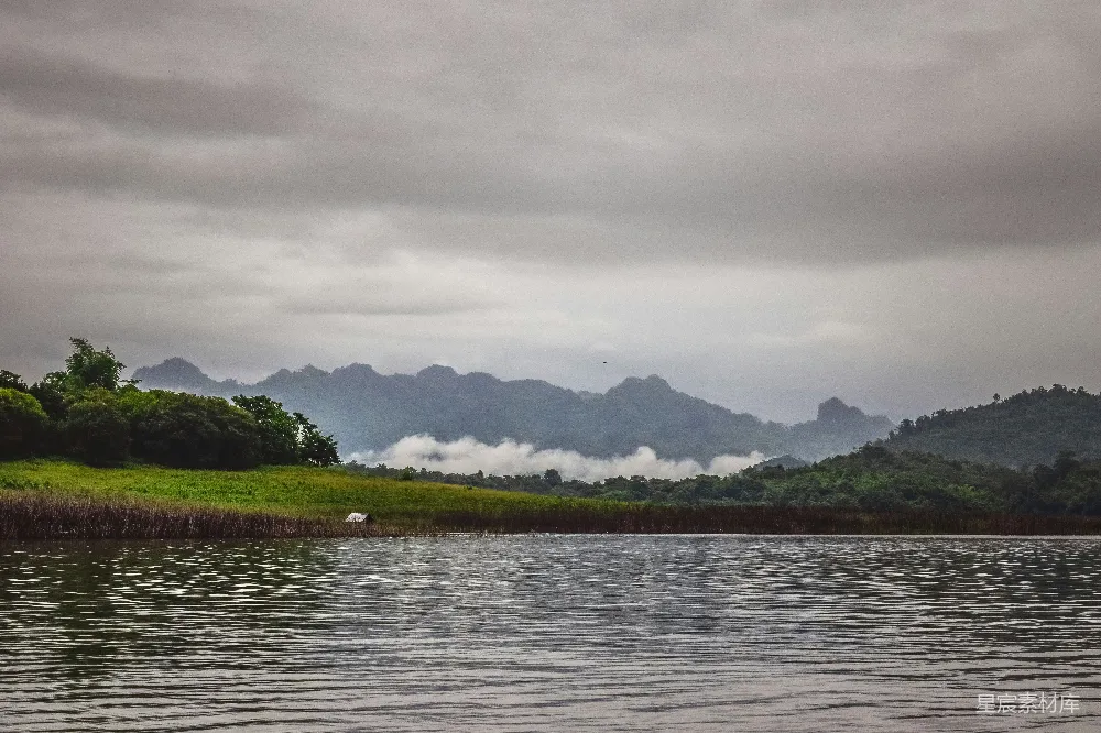 高清摄影 背景中有山的水域