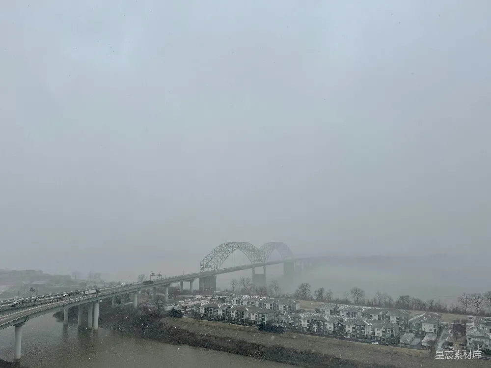 高清摄影 雾中一座桥横跨河流的景象