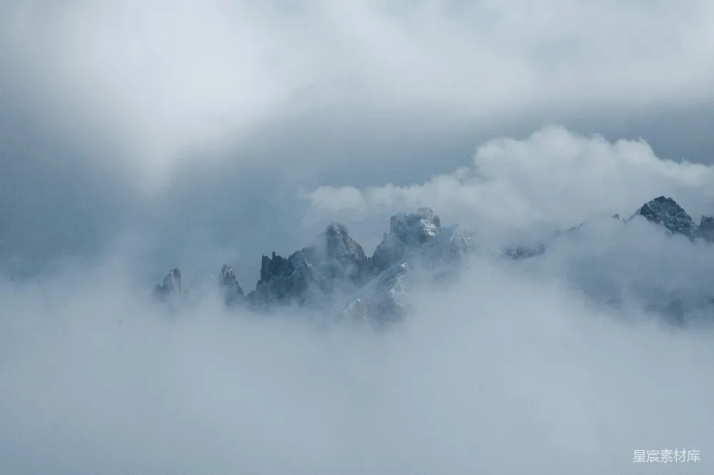 高清摄影 远处群山云雾缭绕的一组山脉