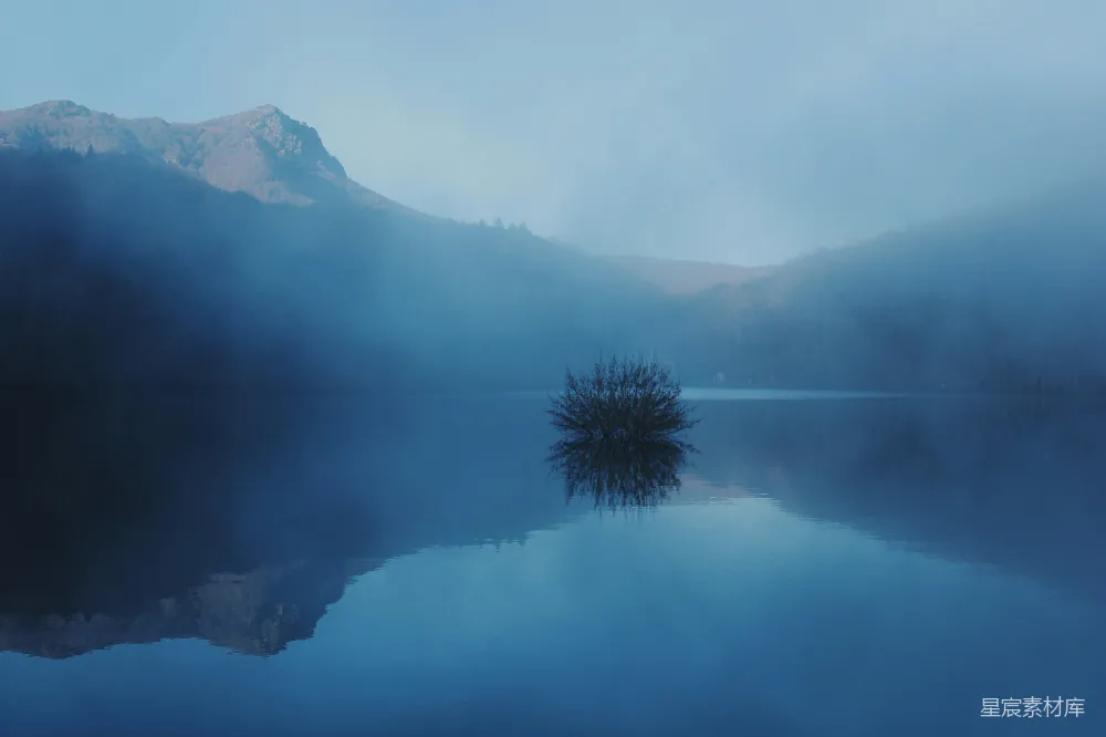 高清摄影 山下白天的水面