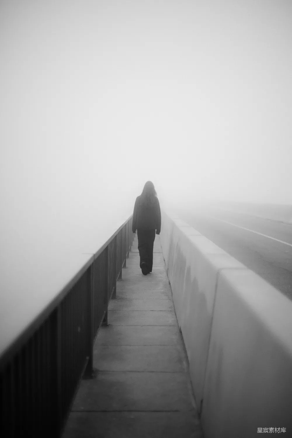 高清摄影 桥上行走的人在雾中