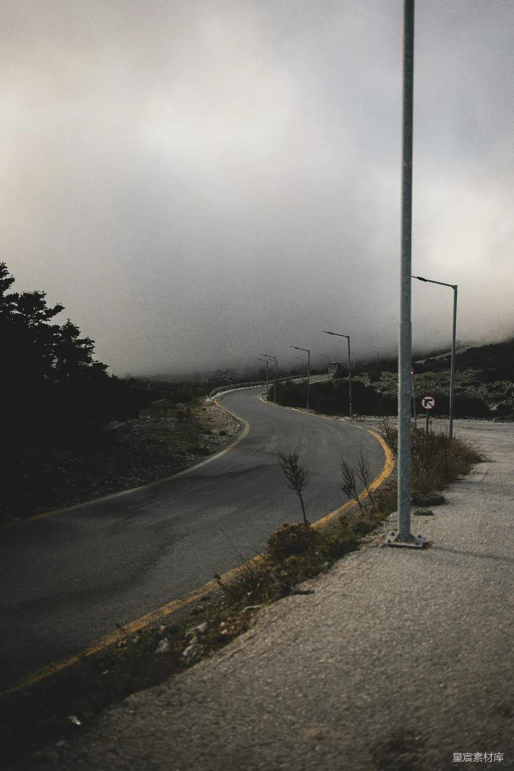 高清摄影 路边的一块路牌静立着