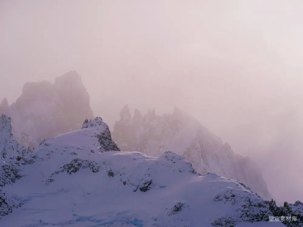 高清摄影 覆盖着白雪的山峦，背景是天空。