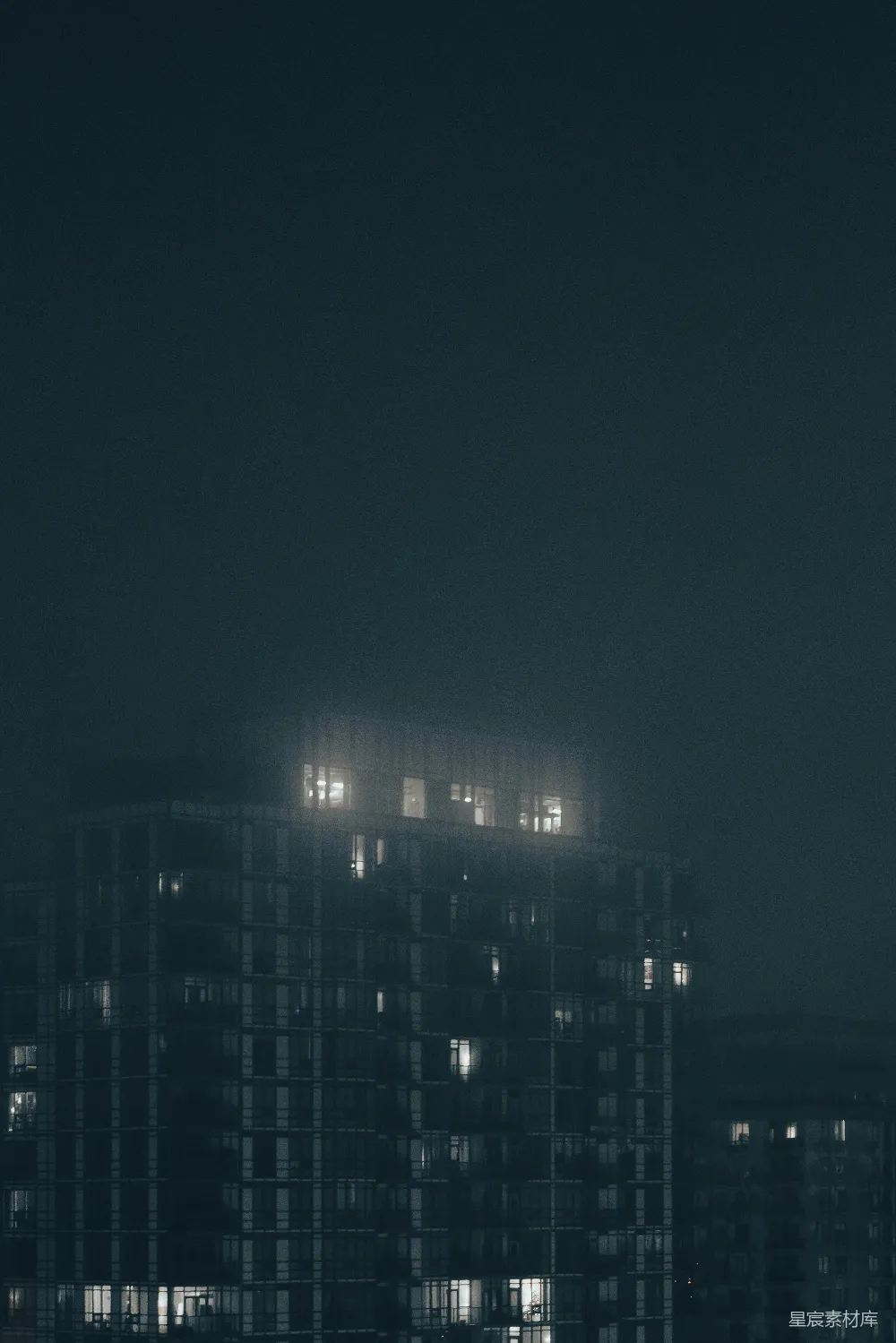 高清摄影 夜晚一架飞机飞过城市上空
