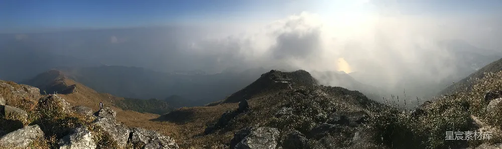 高清摄影 白云下的棕色和绿色山在白天