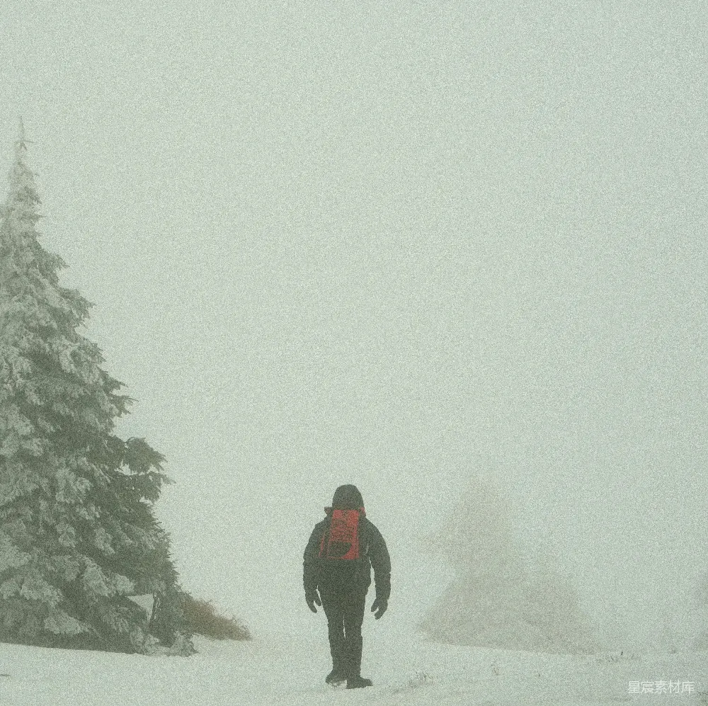 高清摄影 旅行 电影 人物 自然 一个背着背包在雪地里行走的人