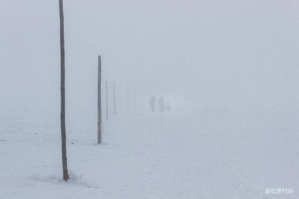 高清摄影 一群人在一条覆着白雪的小道上行走