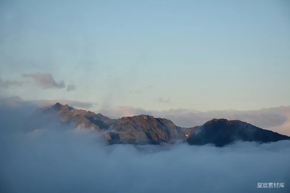 高清摄影 云中的山峦美景