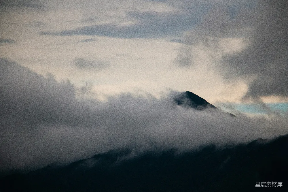 高清摄影 云中的山峦