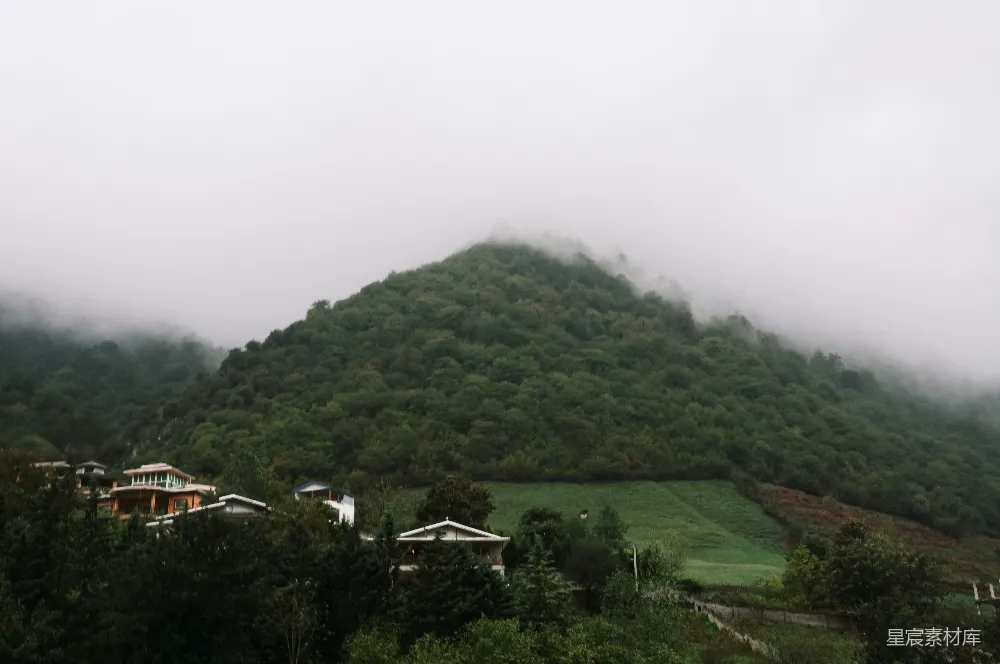 高清摄影 笼罩在薄雾和低云之中的山峦