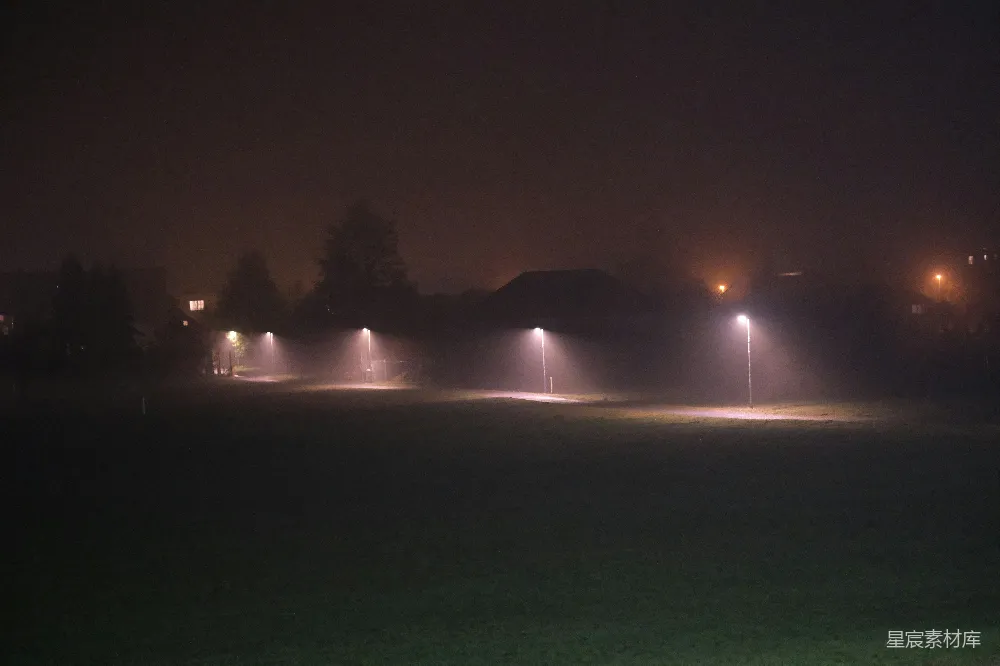 高清摄影 雾蒙蒙的夜晚，街灯照亮地面。