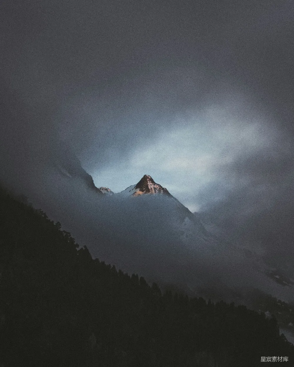 高清摄影 白天云遮山雪的景象