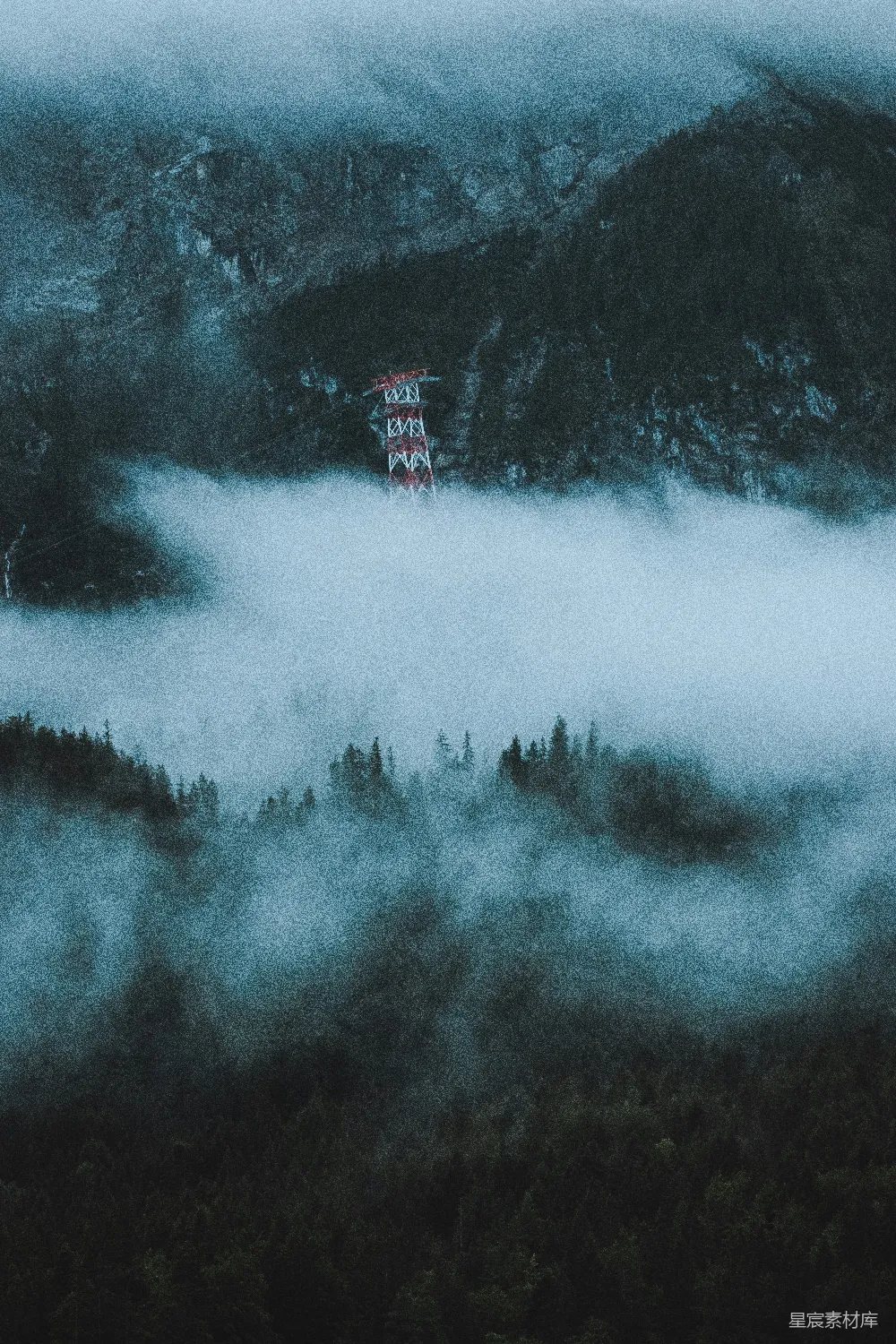 高清摄影 雾中的一座山峰