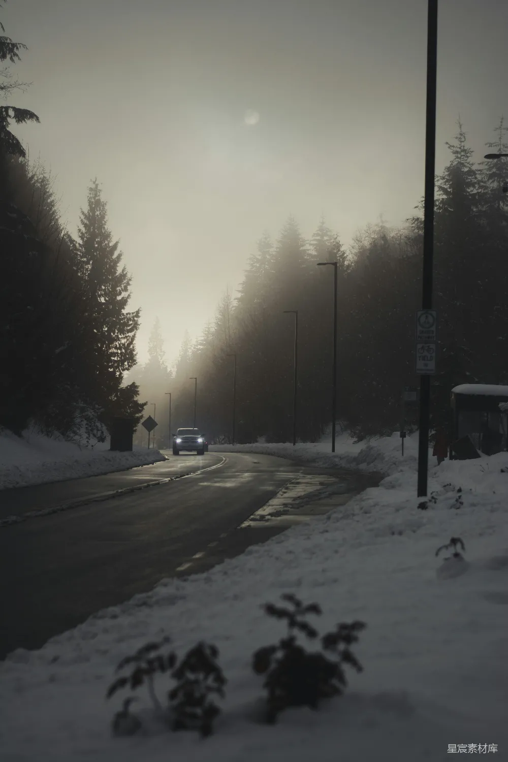 高清摄影 一辆车在雪覆盖的道路上行驶