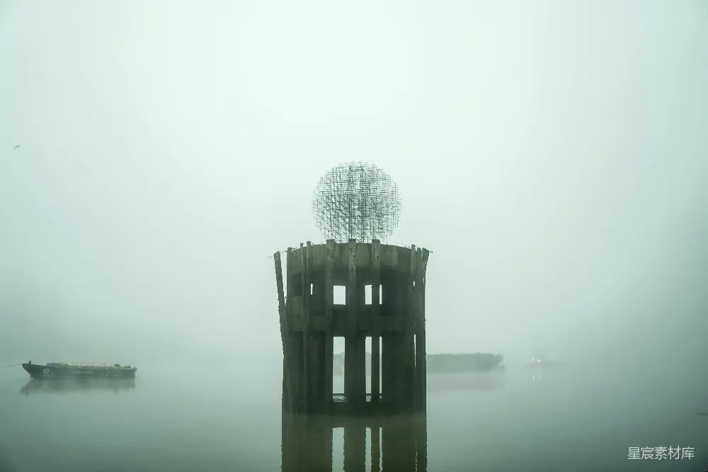 高清摄影 水体中的灰色混凝土建筑