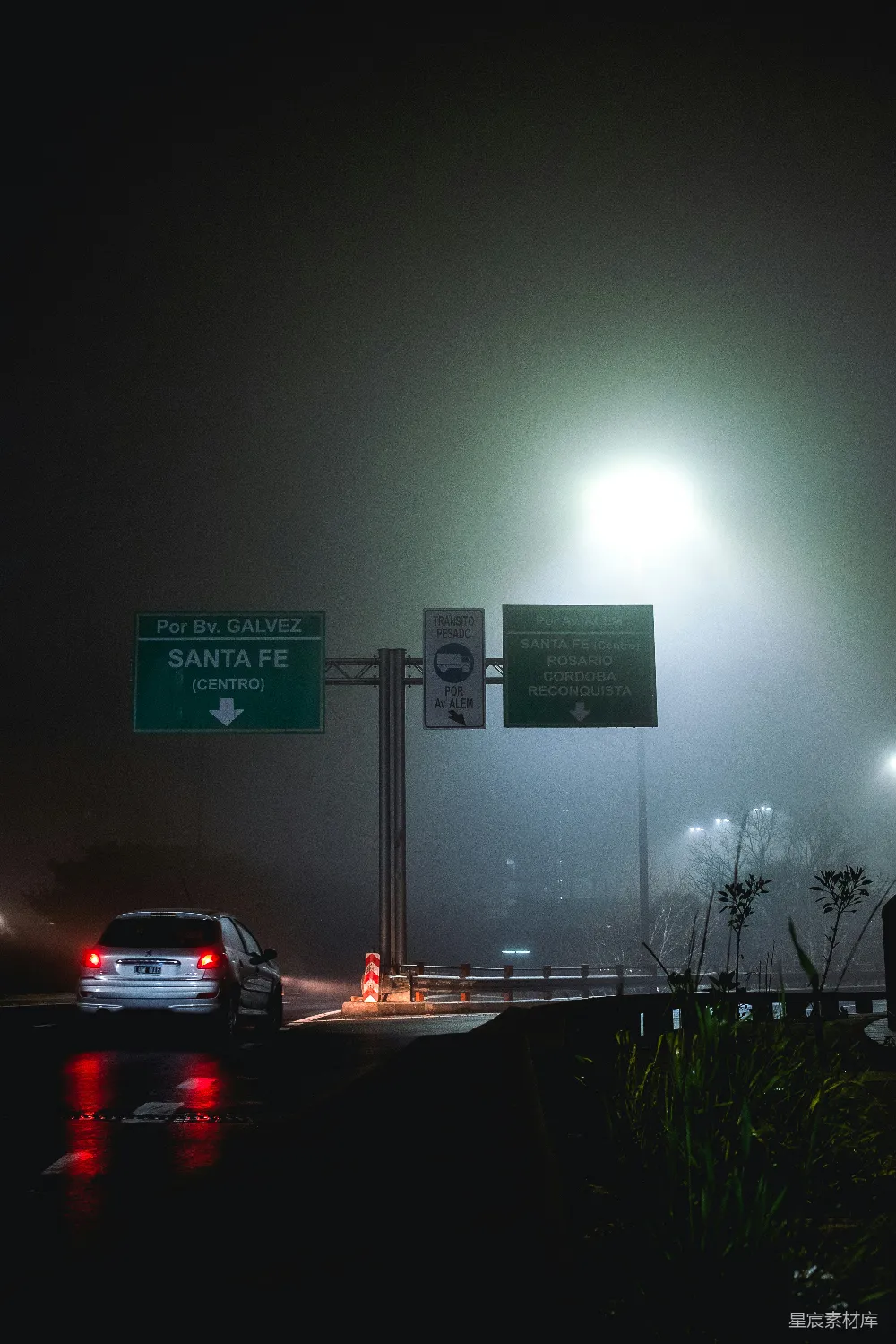 高清摄影 夜晚汽车在路上行驶