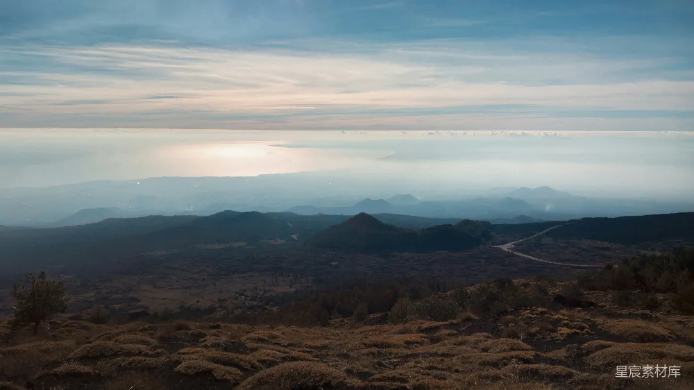 高清摄影 山峦的一角，一条公路穿过其中。