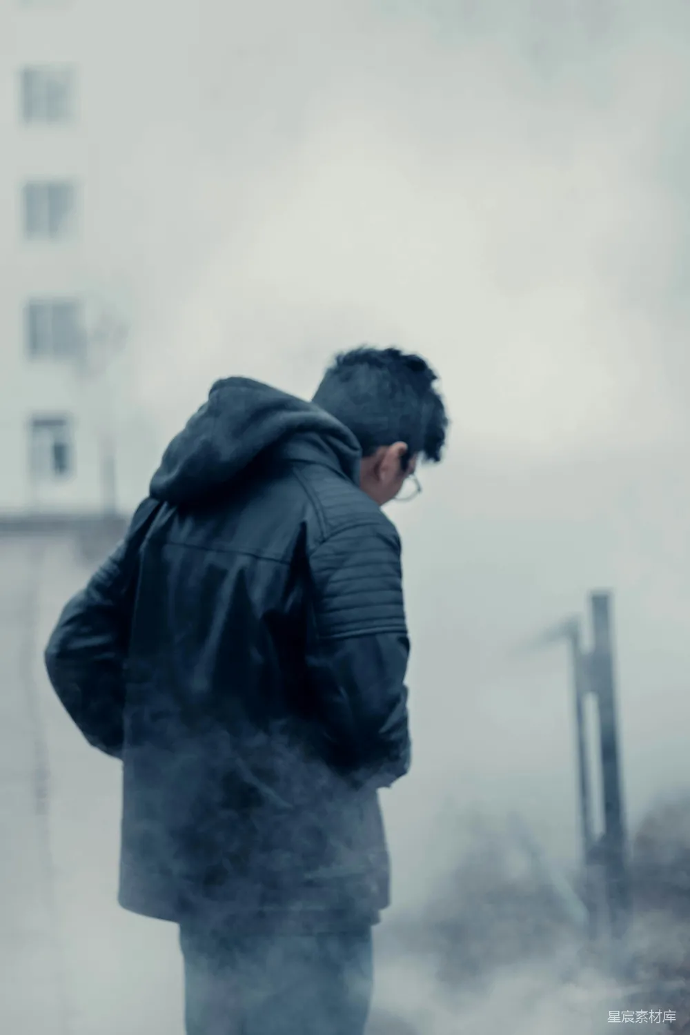 高清摄影 一个男人站在一座建筑物前的一个雾天