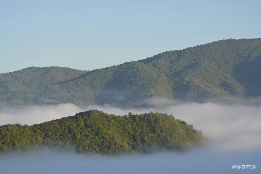 高清摄影 雾山山脉，绿树丛中晴空万里