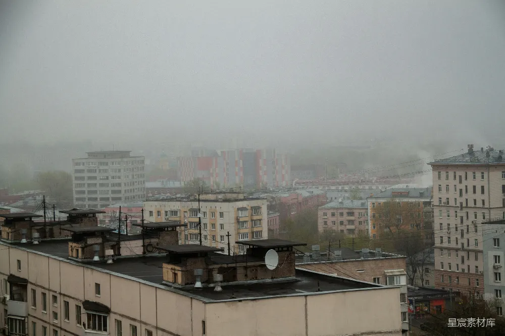 高清摄影 一座高楼林立的城市在雾中模糊的景象