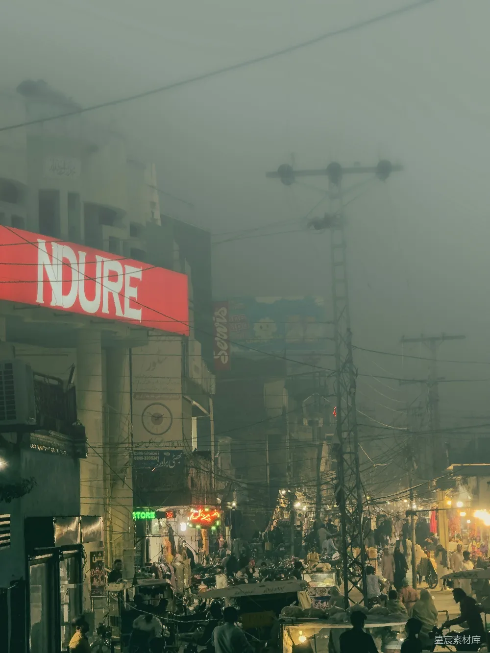 高清摄影 夜幕下的雾气缭绕的街头市场，霓虹灯闪烁。