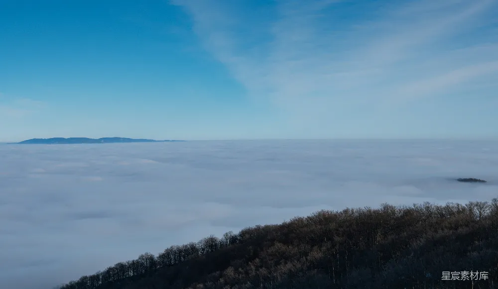 高清摄影 山峦间低垂的云雾缭绕的一幅景象