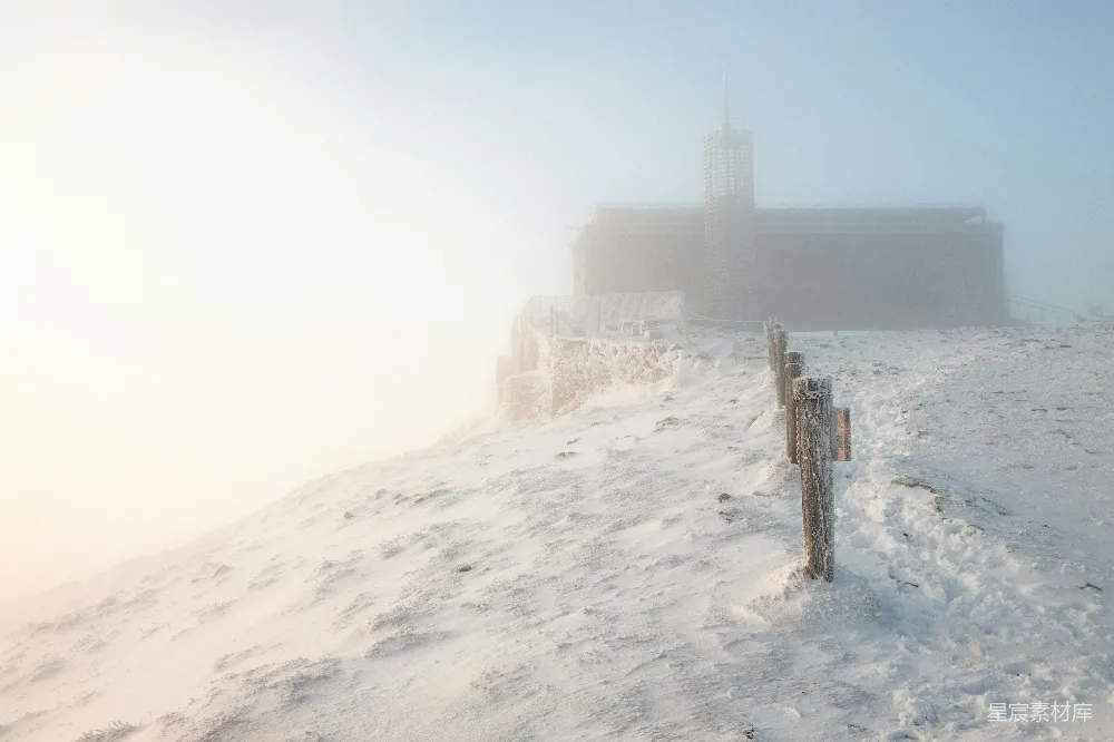 高清摄影 雪覆盖的山峦上低角度拍摄的一栋建筑