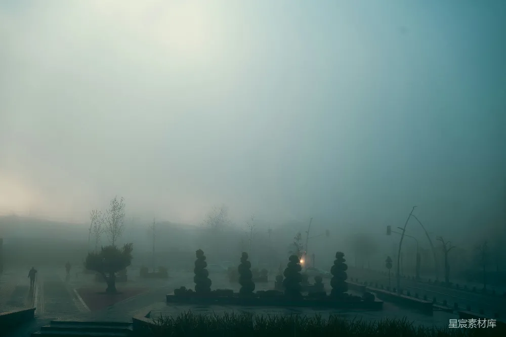 高清摄影 harbor在雾中的模糊景象，水面上有船只