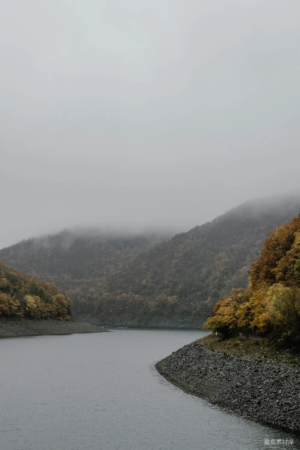 高清摄影 后有山丘的水域