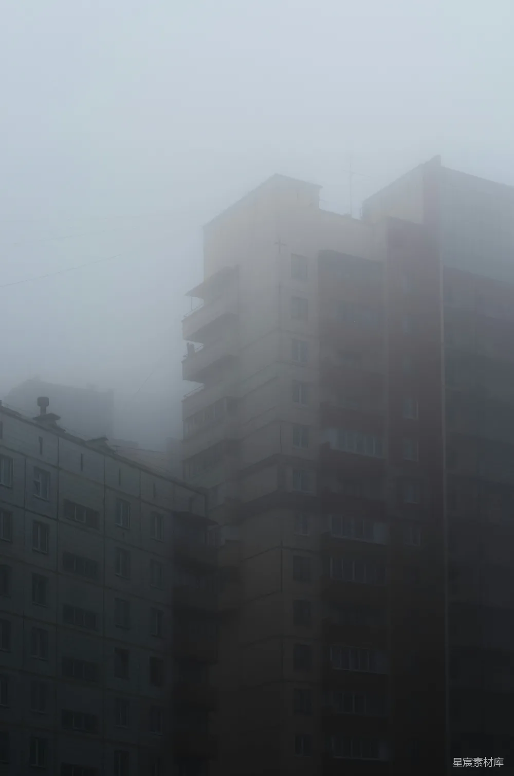 高清摄影 一组被雾笼罩的建筑物