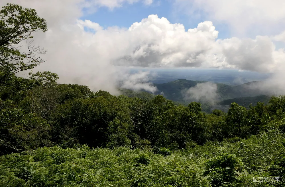 高清摄影 山顶上看到的山峦和云彩