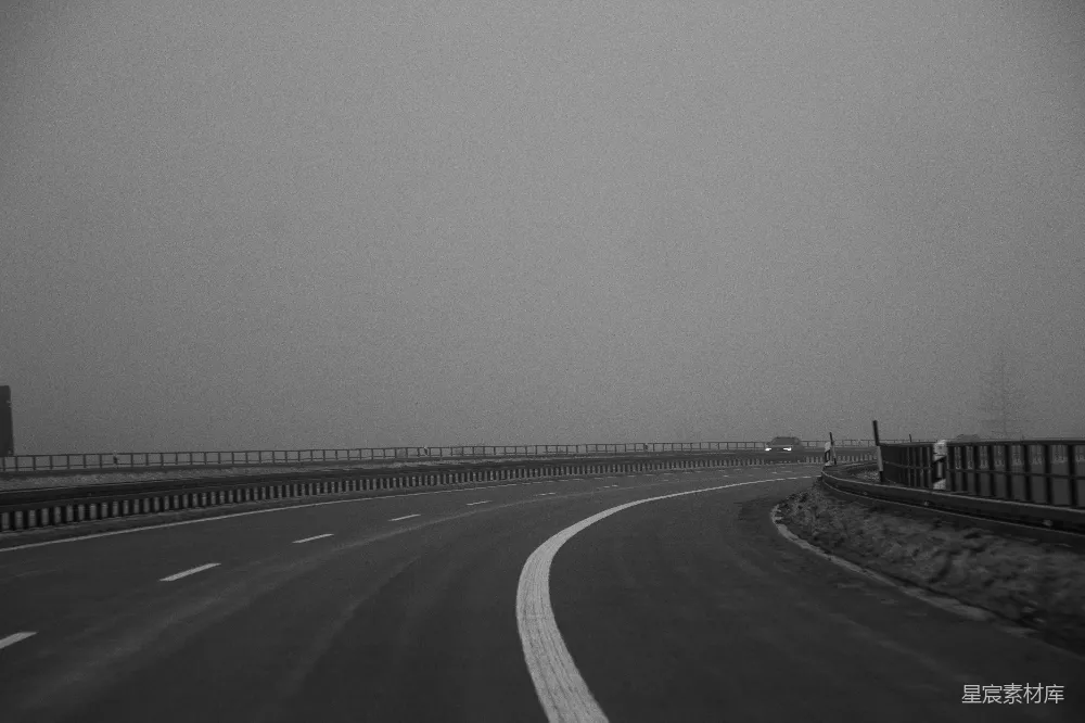 高清摄影 雾天空旷的公路