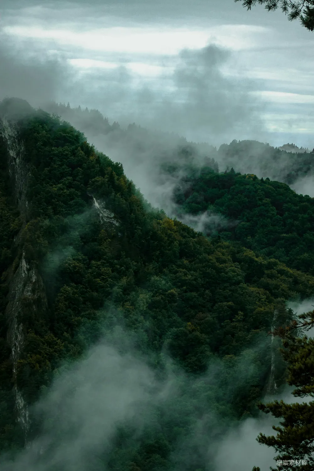 高清摄影 山间云雾缭绕的一景