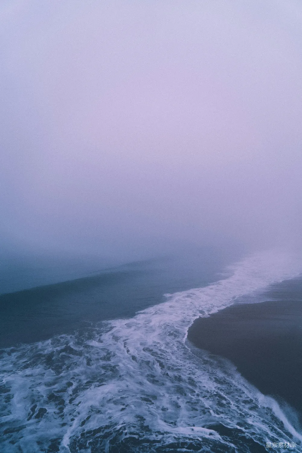 高清摄影 白天海浪拍击岸边的景象