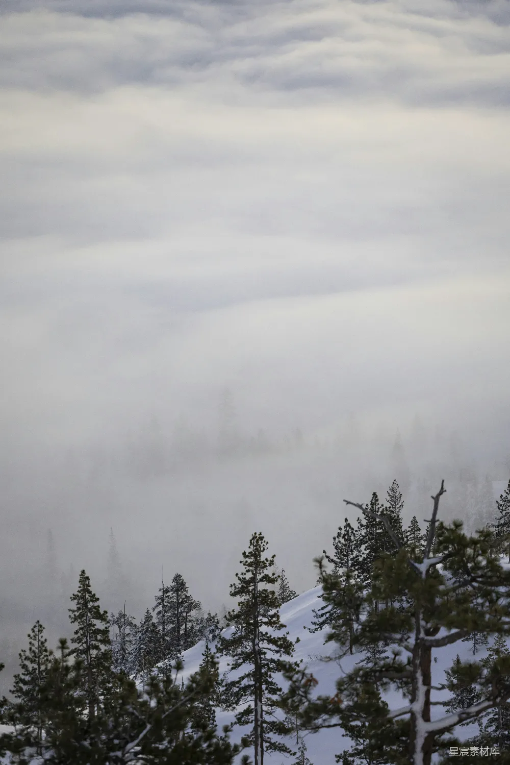 高清摄影 山脚下一片白雪皑皑的山脉景象