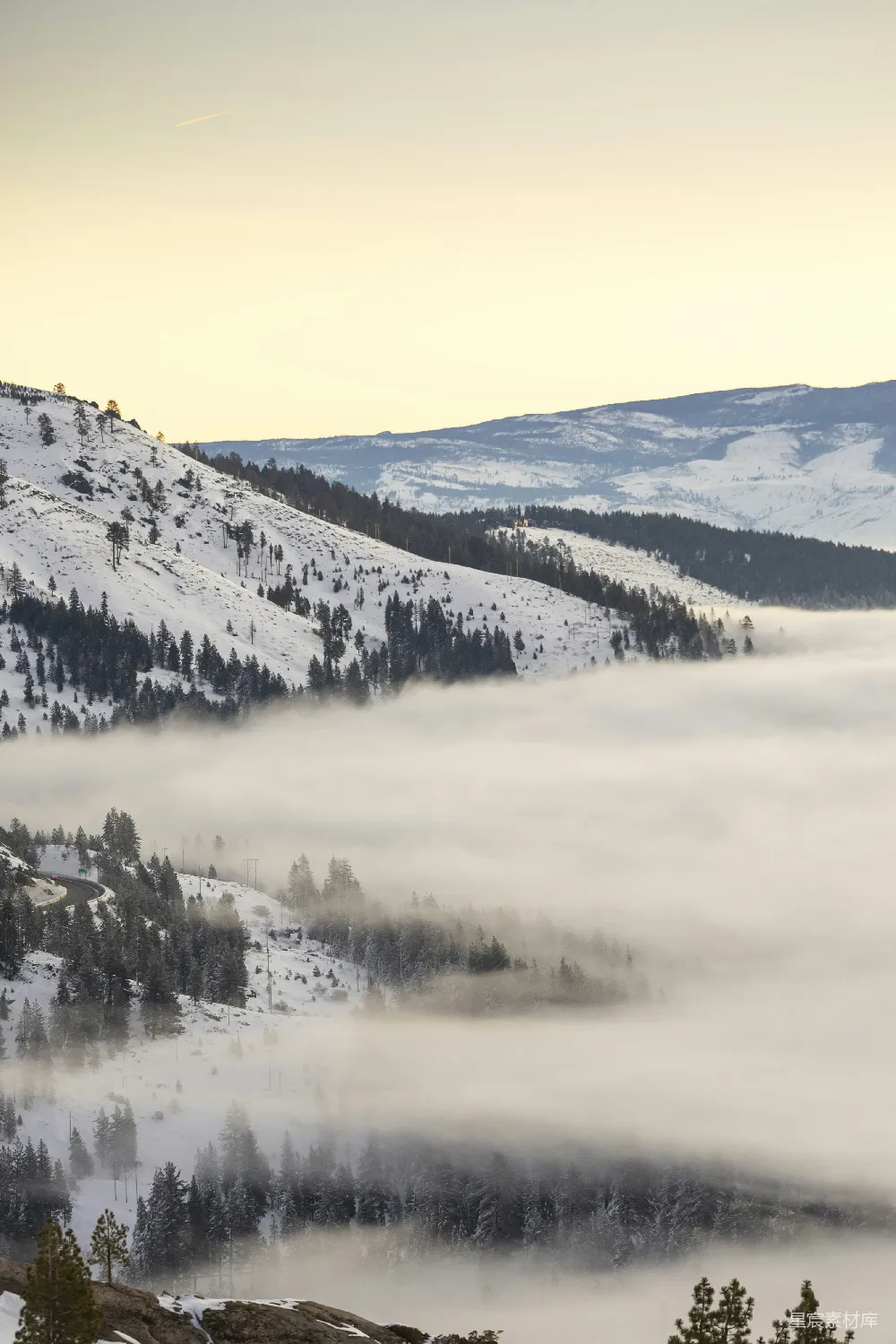 高清摄影 覆盖着白雪的一座山峰的景象