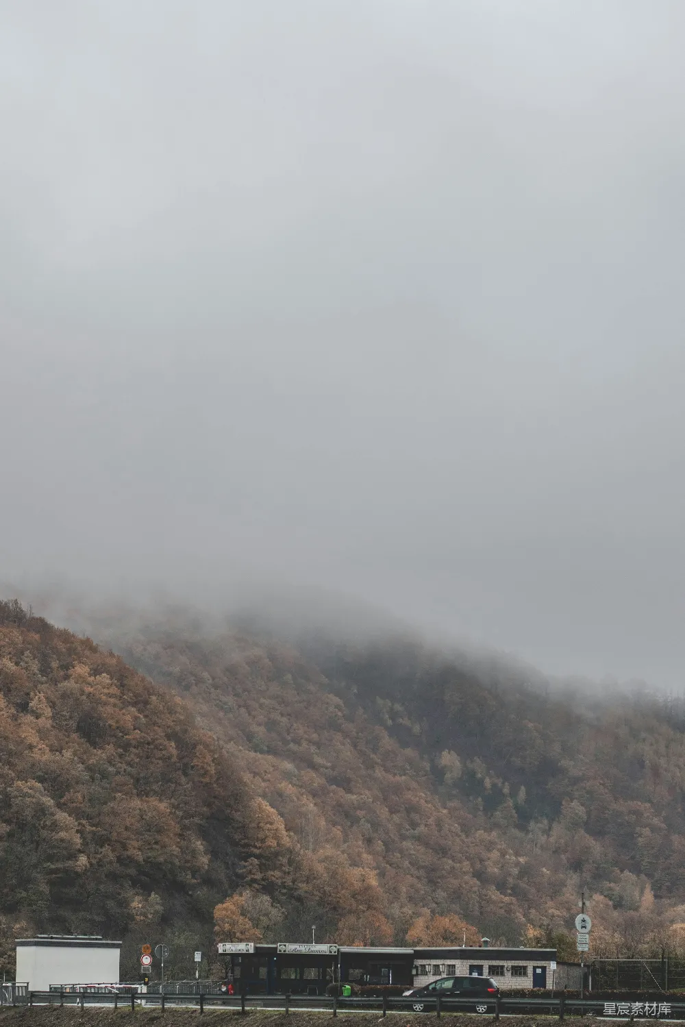 高清摄影 一道彩虹横跨山坡