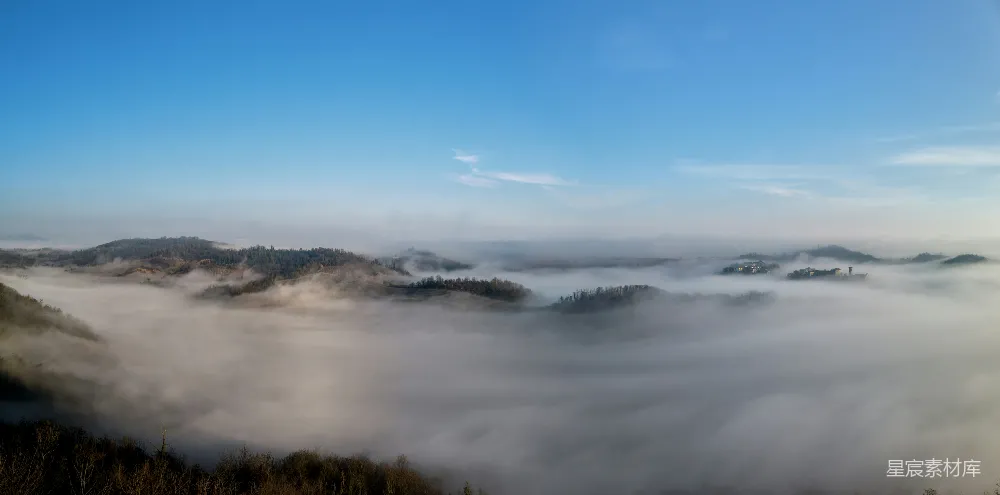 高清摄影 云雾缭绕的山脉下的湛蓝天空