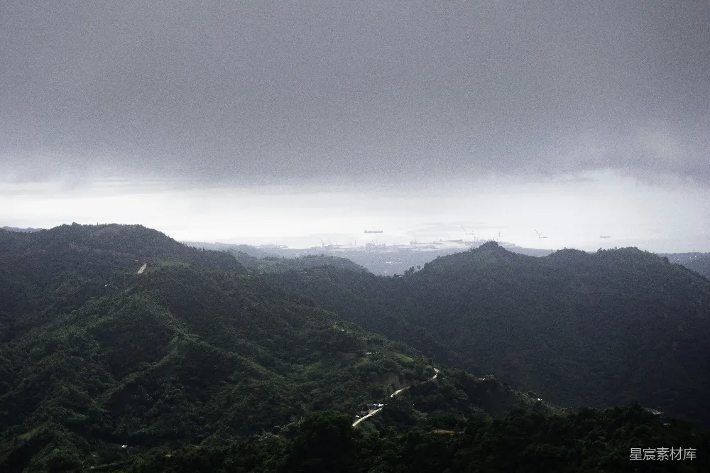 高清摄影 山峦间云雾缭绕的一景