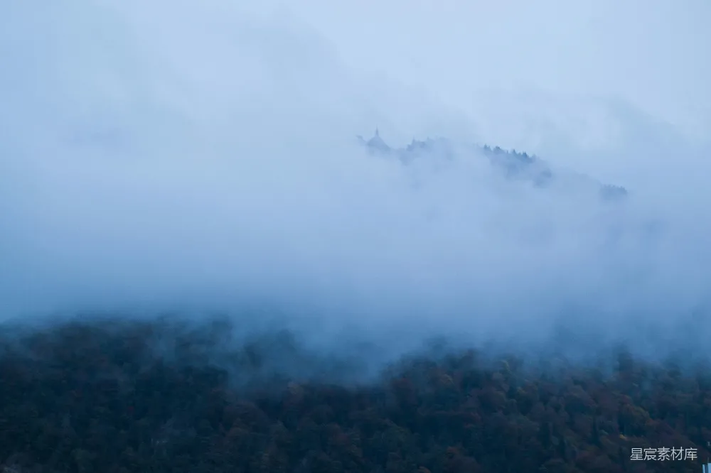 高清摄影 有白烟的山