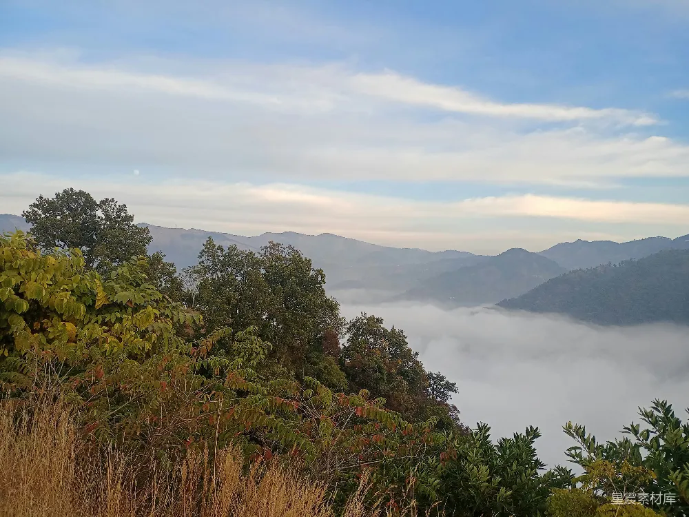 高清摄影 远处一座山峦的景色，云层低垂。