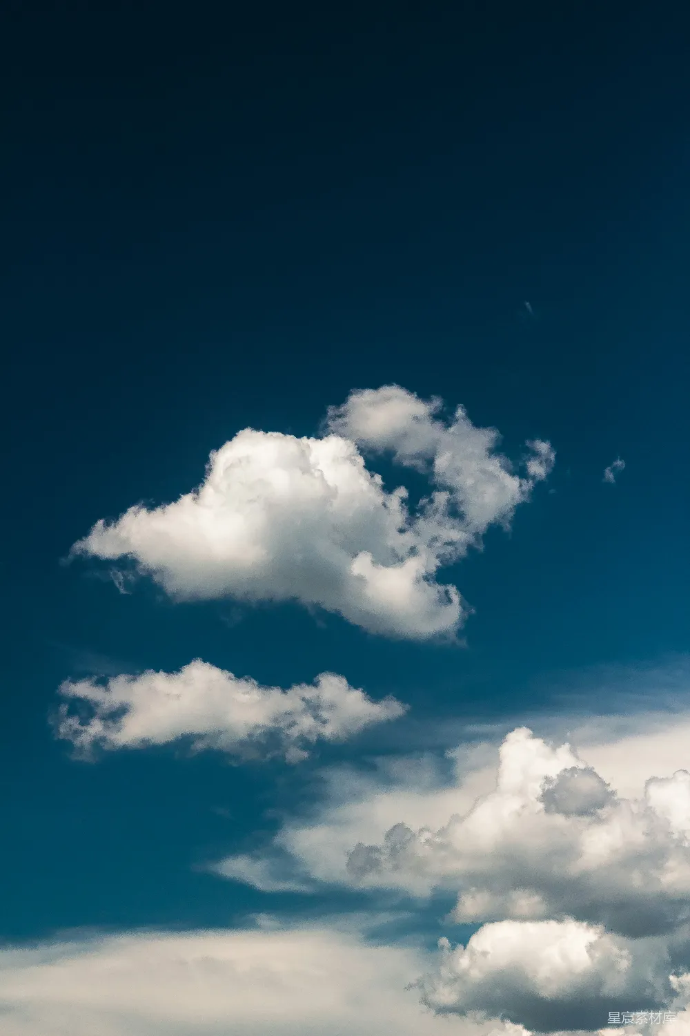 高清摄影 一架飞机穿过一片蓝色的云层天空
