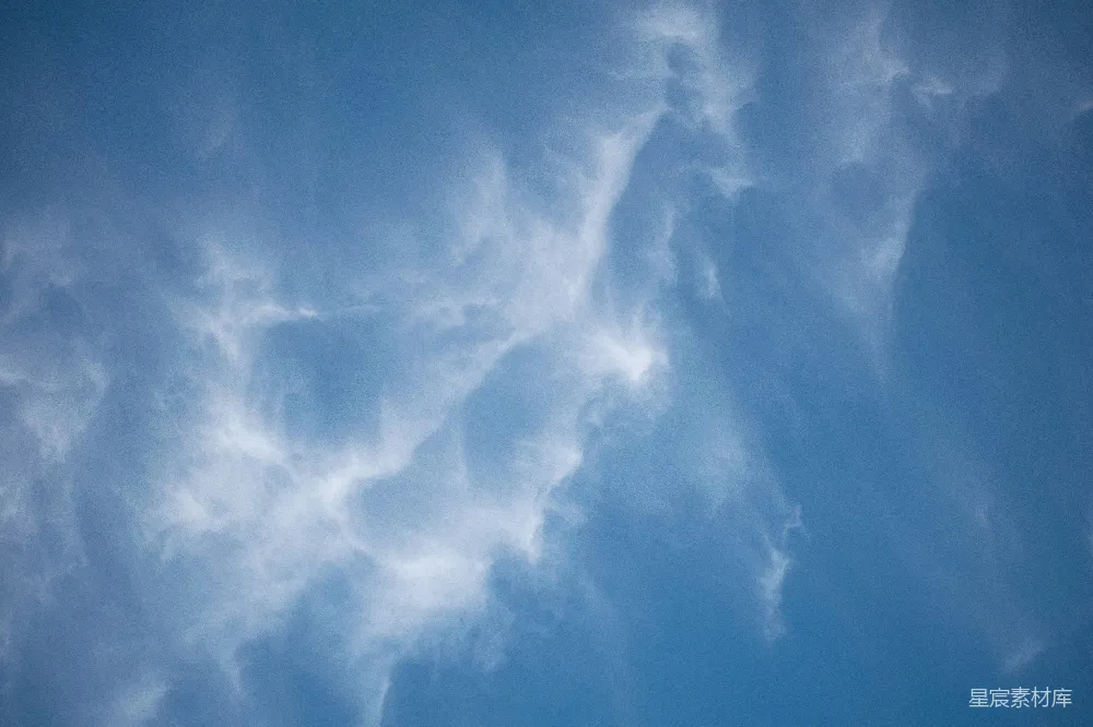 高清摄影 湛蓝的天空中点缀着云朵