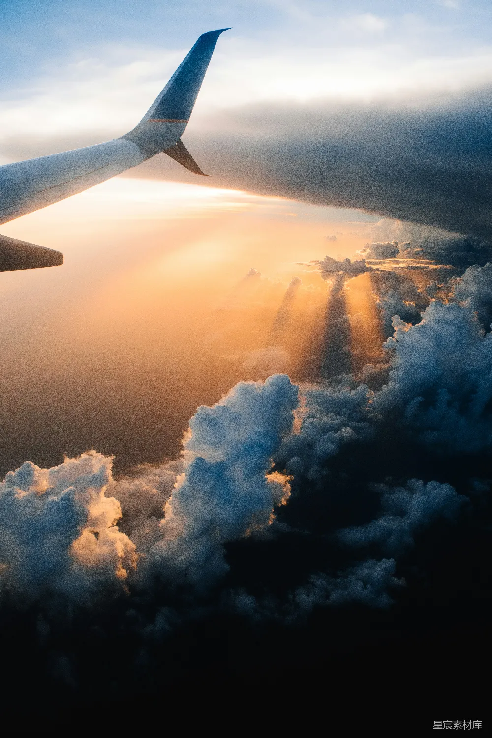 高清摄影 黄昏时分空中的一架飞机
