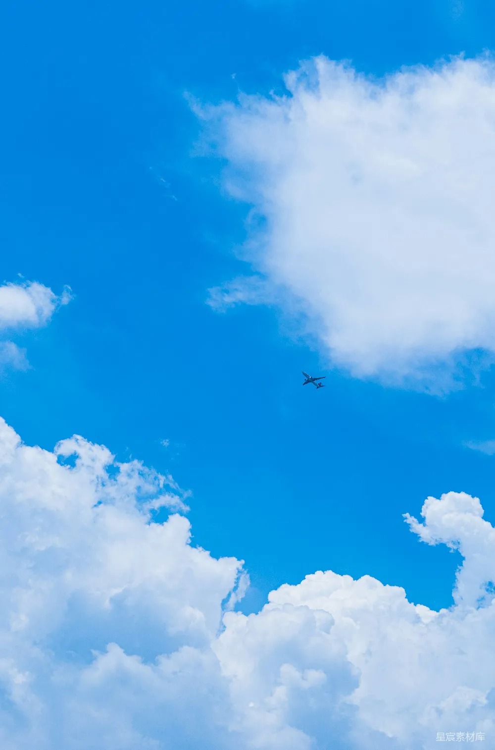 高清摄影 空中飞机在蓝天白云下白天景象