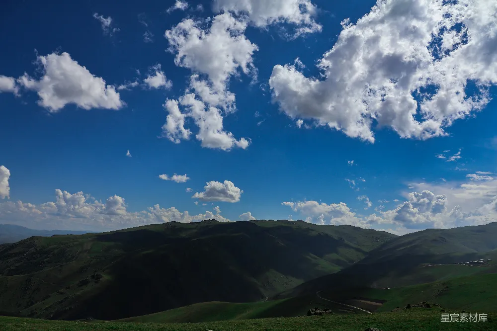 高清摄影 山峦之间云雾缭绕的一景
