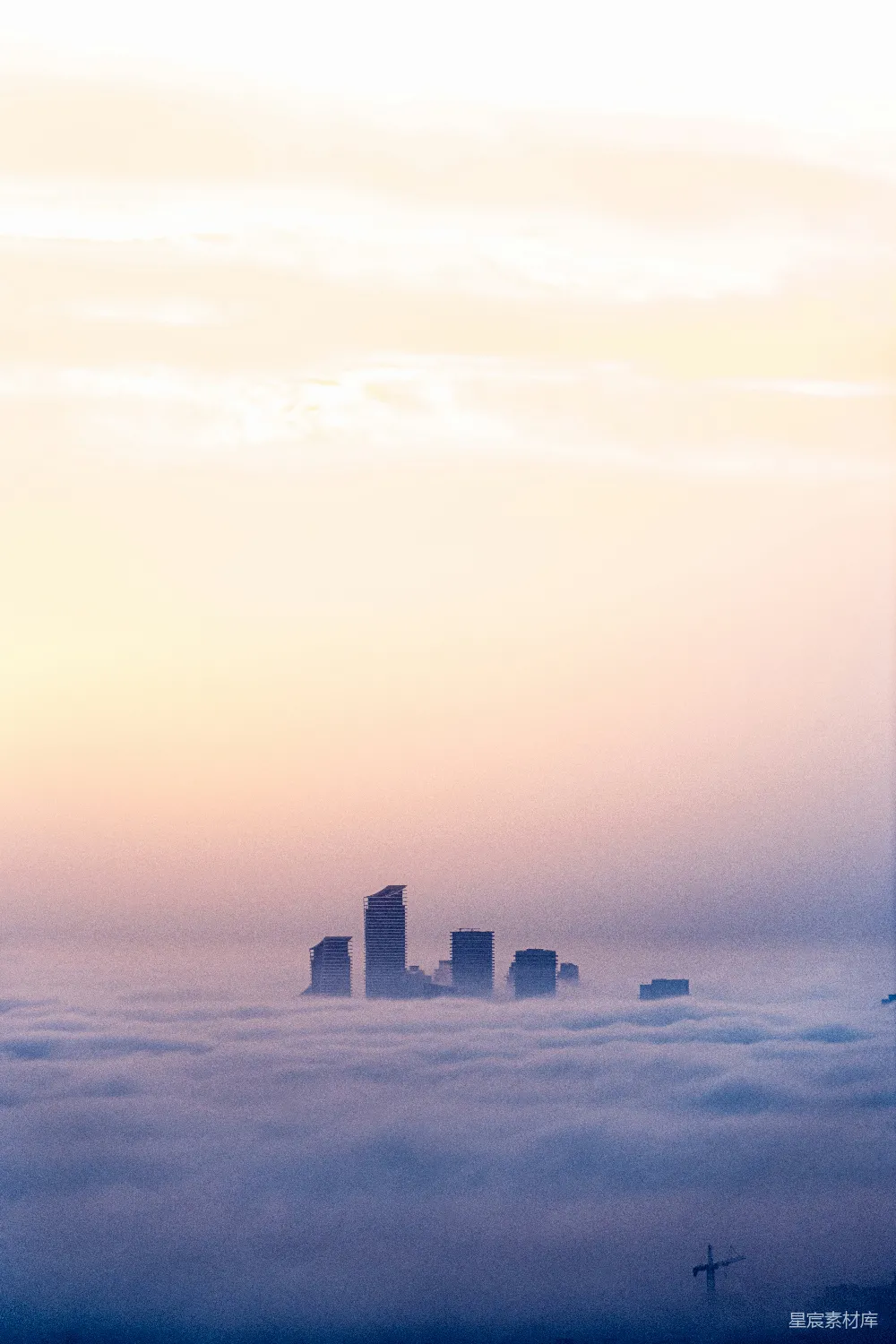 高清摄影 一座城市 skyline 的云雾