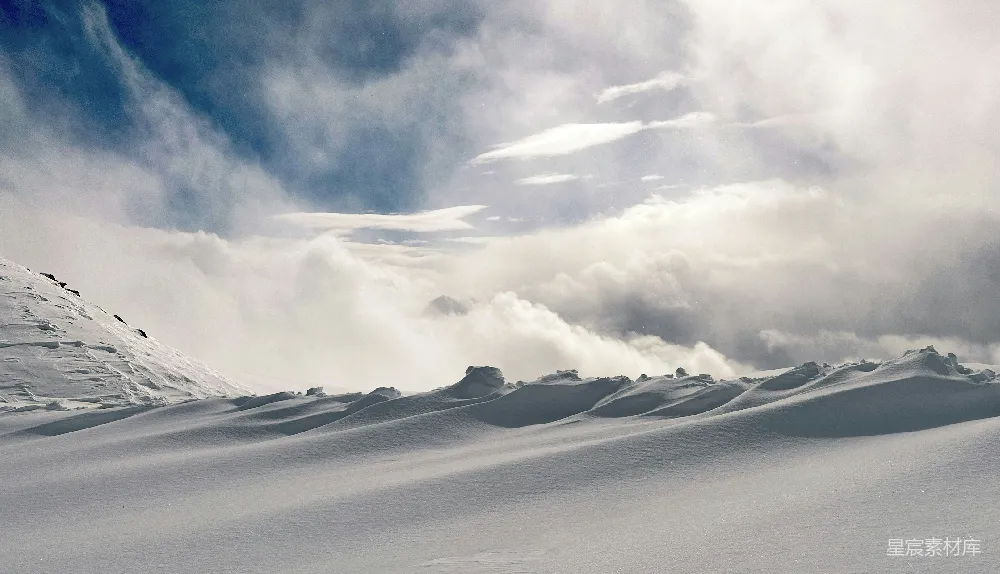高清摄影 一个骑着滑雪板滑下雪覆盖的斜坡的人